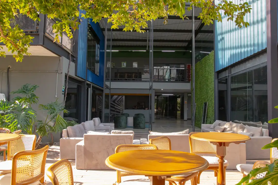 GT House: estrutura com dois andares de plenárias e jardim