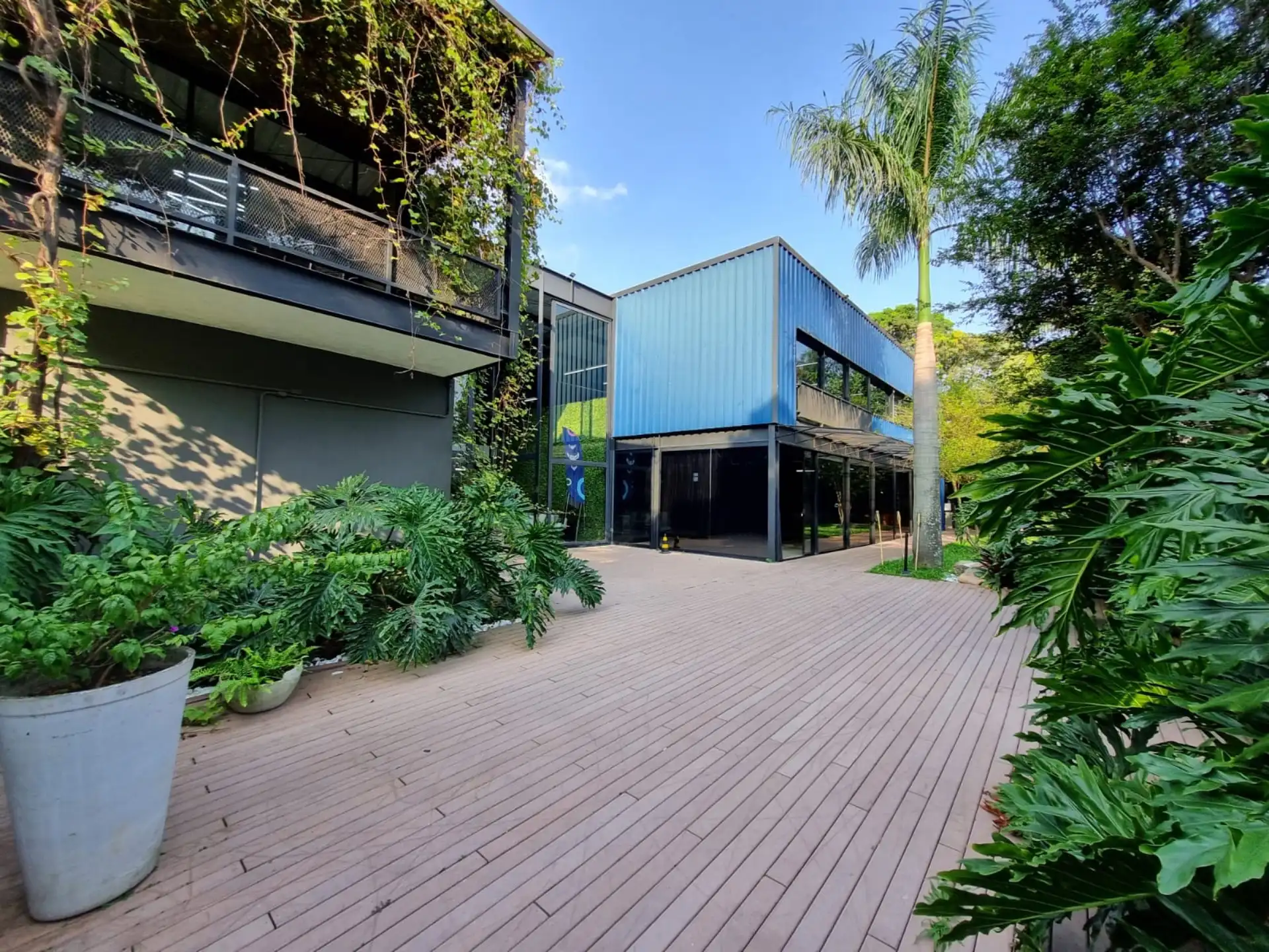 Fachada e deck da GT House, casa para eventos corporativos em São Paulo