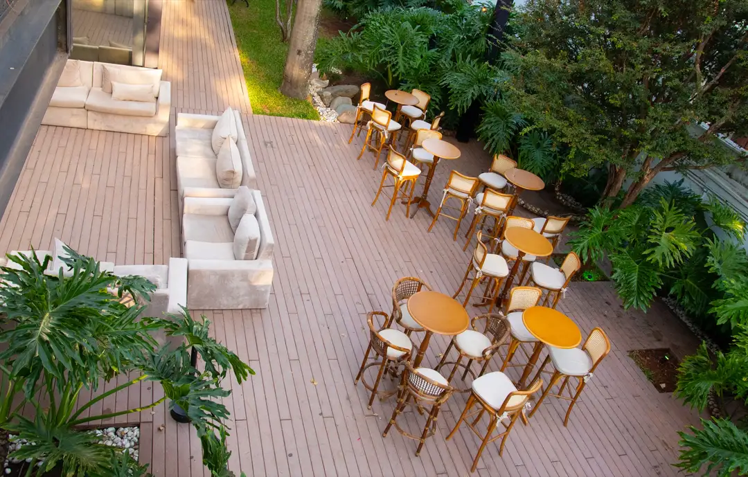 Jardim da GT House com mesas e lounge visto de cima