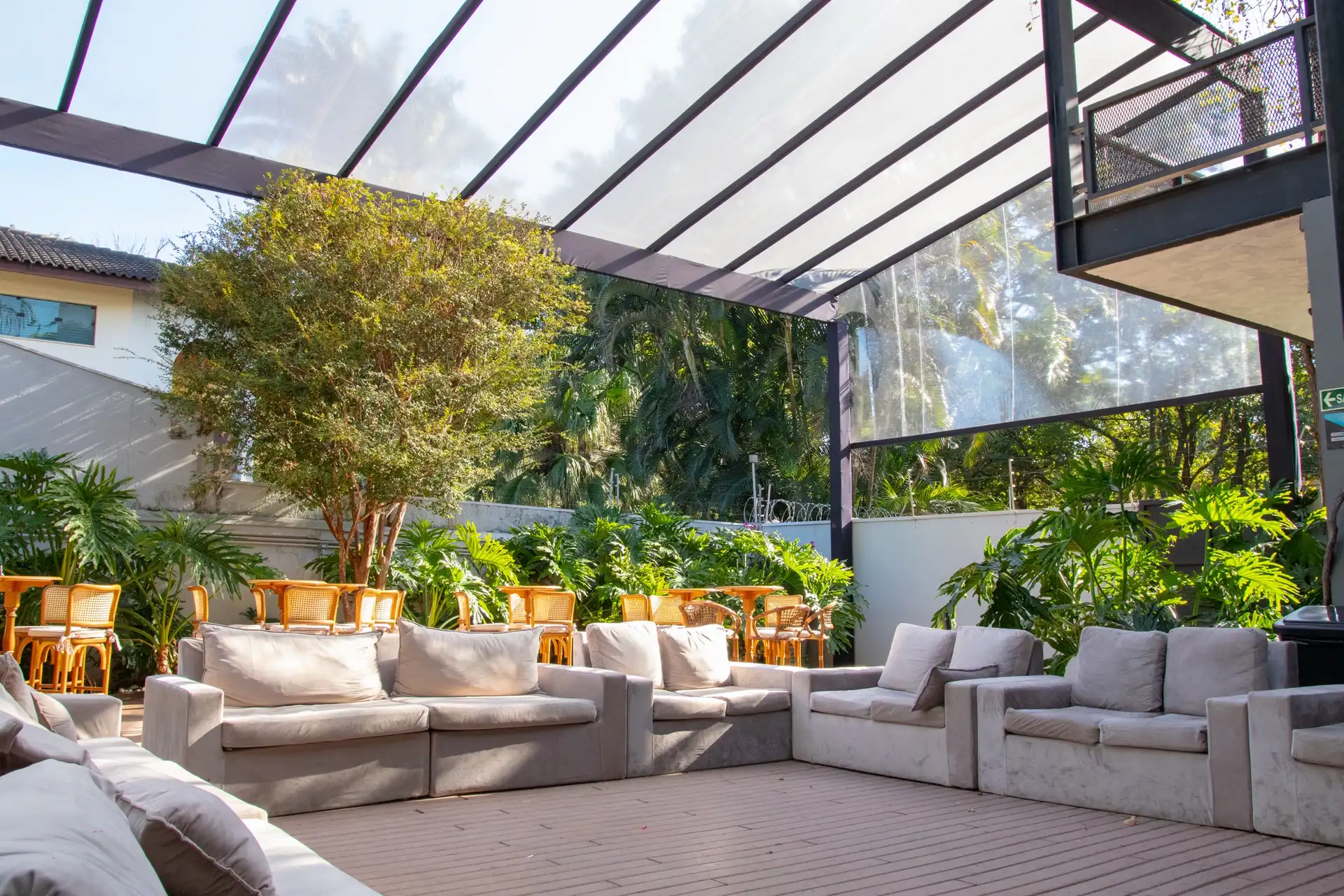 Jardim e lounge da GT House preparados para confraternização