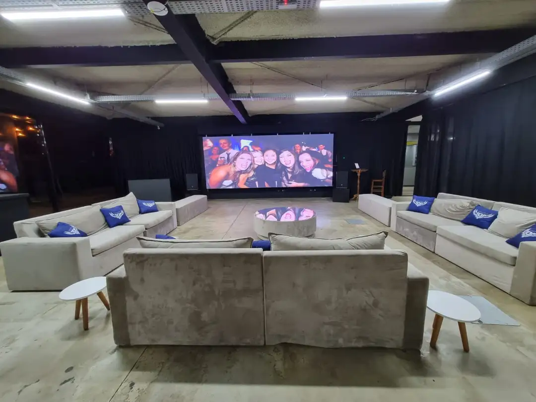 Ambiente lounge da GT House com painel de LED