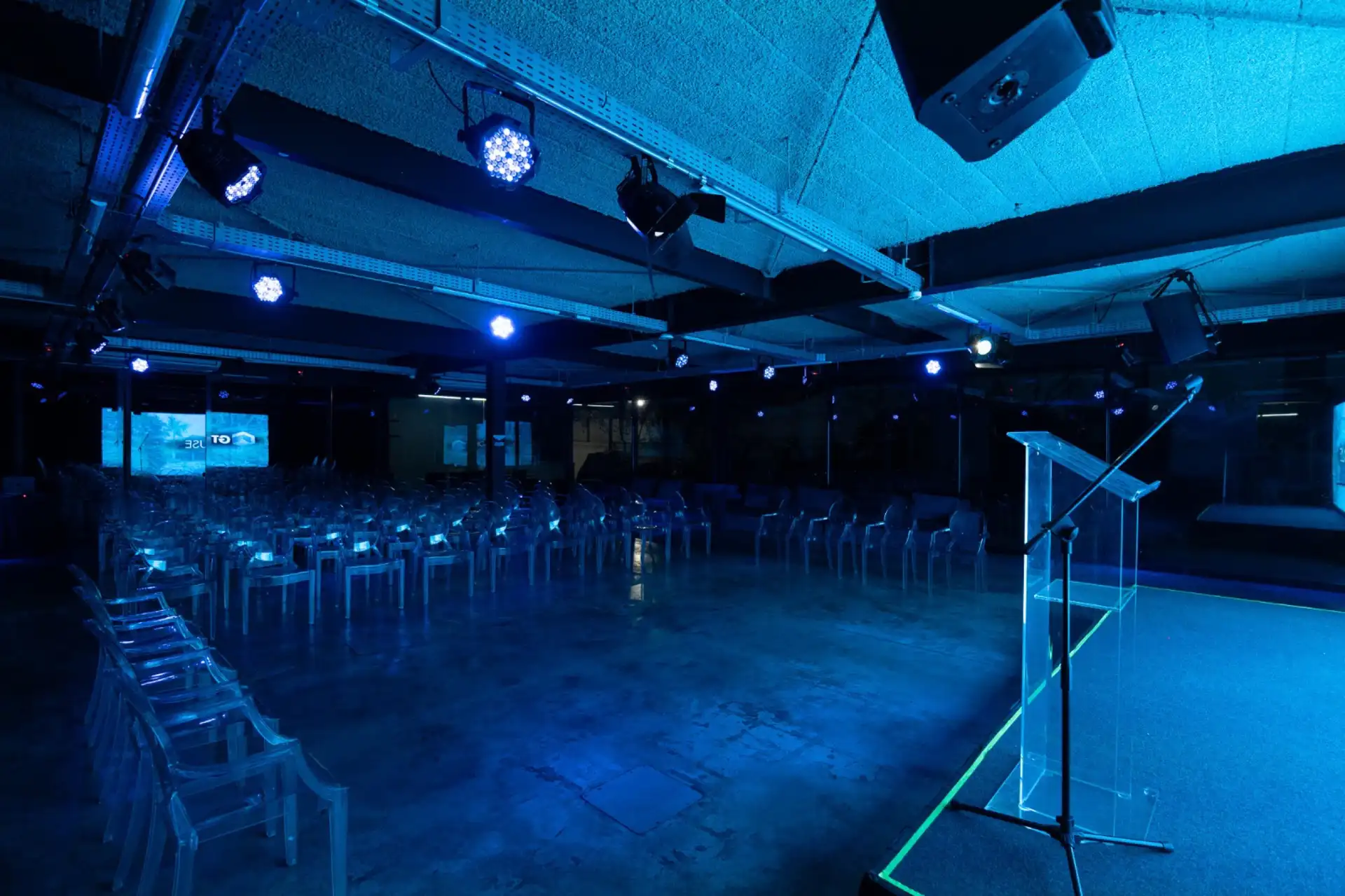 Plenária da GT House com palco e iluminação para palestras