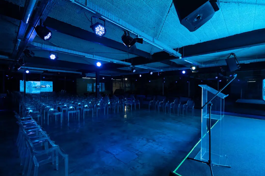 Plenária da GT House com iluminação para lançamento