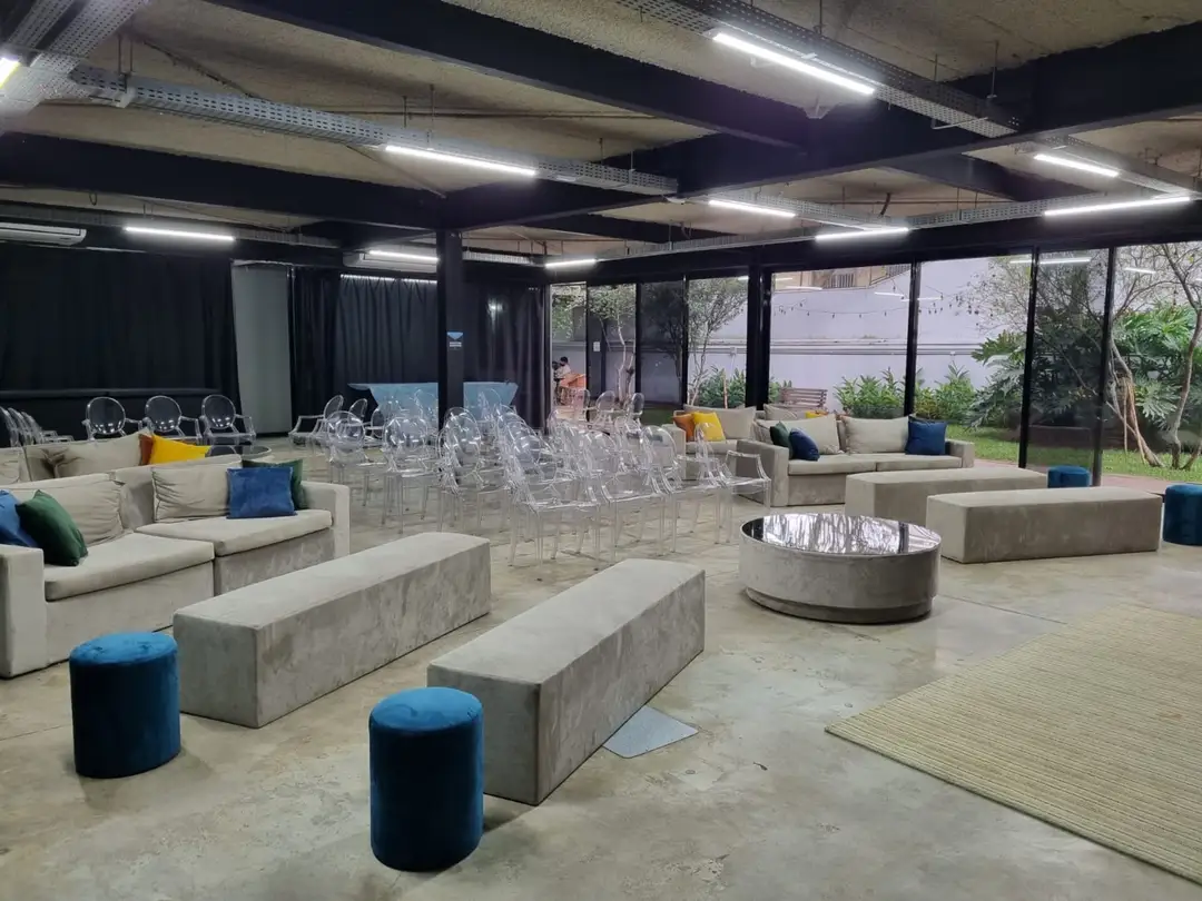 Plenária Térrea da GT House com cadeiras montadas